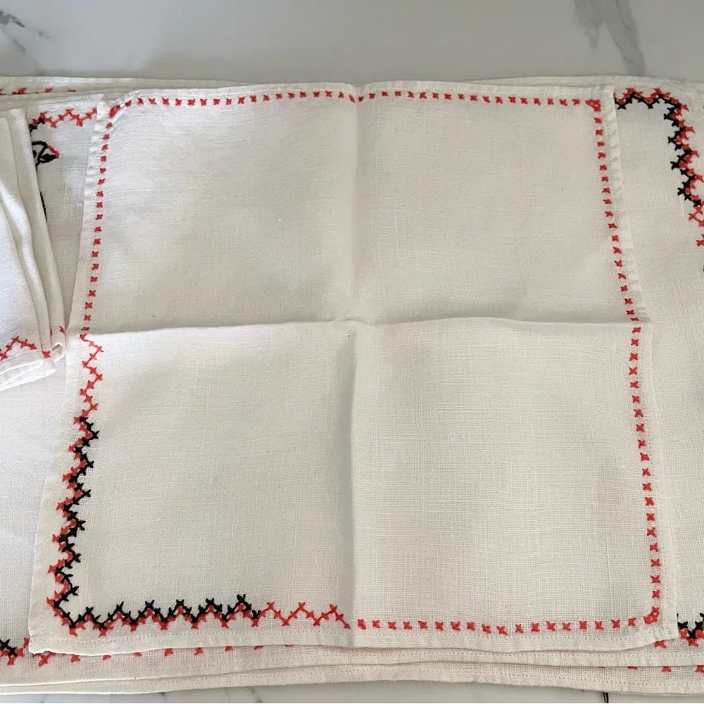 8 Piece SET - Vintage Embroidered Animal Themed Placemats & Napkins